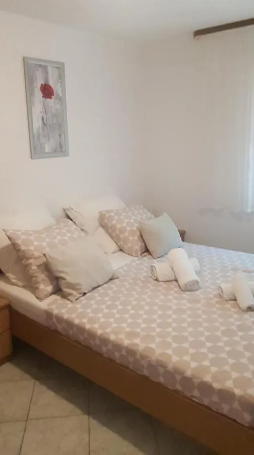 Astra Apartment Vir 0*,
